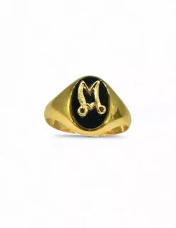 Shop Anillo piedra negra letra "M" oro 18k - T.12 Sellos|Anillos De Oro